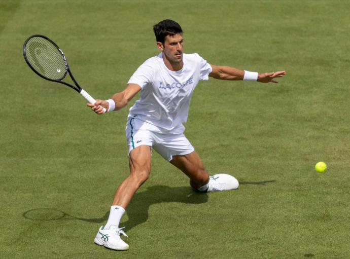 Novak Djokovic, durante uno de los entrenamientos previos a Wimbledon en el All England Club.