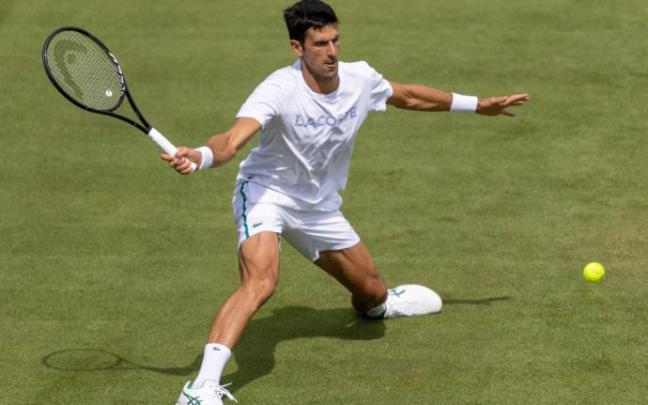 Novak Djokovic, durante uno de los entrenamientos previos a Wimbledon en el All England Club. Novak Djokovic, durante uno de los entrenamientos previos a Wimbledon en el All England Club.