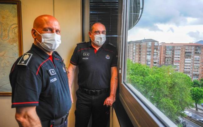 Óscar Fernández Cucó y Eduardo Olaizola, responsables del Equipo de Proceso de Violencia de Género de la Ertzaintza, en la ertzain-etxea de Deustu.