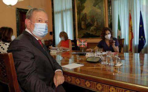 El consejero de Economía y Hacienda, Pedro Azpiazu, en la Comisión Mixta del Concierto Económico junto a la ministra de Hacienda, María Jesús Montero El consejero de Economía y Hacienda, Pedro Azpiazu, en la Comisión Mixta del Concierto Económico junto a la ministra de Hacienda, María Jesús Montero