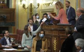 Irene Montero entrega su voto a Meritxell Batet, que presidirá la comisión. Irene Montero entrega su voto a Meritxell Batet, que presidirá la comisión.