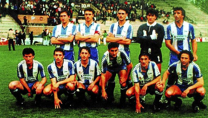 12 de mayo de 1990. Trofeo Aeropuerto de Foronda. De pie (izda. a dcha.): 'Txosa', Feijóo, Josu Ugarte, Iñaki Bergara y Alexanco. Agachados (izda. dcha.): Arrúe, 'Santi', Raúl Aldabe, Valverde, Biota y López Rekarte.