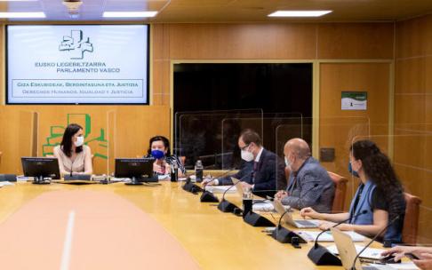 Los miembros de la comisión Juana Balmaseda y Jon Mirena Landa, en el Parlamento Vasco Los miembros de la comisión Juana Balmaseda y Jon Mirena Landa, en el Parlamento Vasco