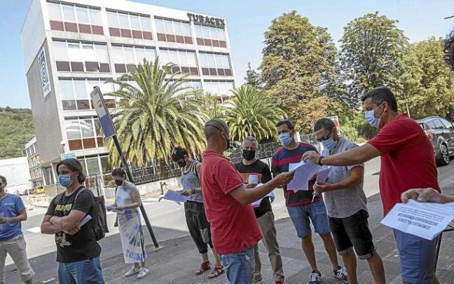 Trabajadores de Tubacex, en una concentración ante la sede de la empresa. Foto: B. Guerrero Trabajadores de Tubacex, en una concentración ante la sede de la empresa. Foto: B. Guerrero