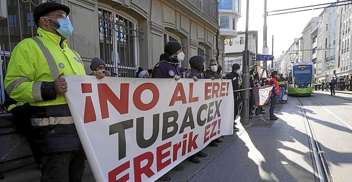 Manifestacion de trabajadores de Tubacex, frenet al Parlamento vasco. Foto: Alex Larretxi