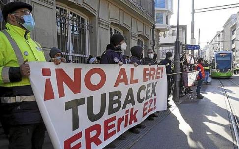 Manifestacion de trabajadores de Tubacex, frenet al Parlamento vasco. Foto: Alex Larretxi Manifestacion de trabajadores de Tubacex, frenet al Parlamento vasco. Foto: Alex Larretxi