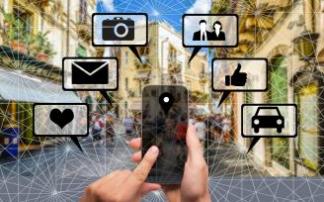 Estar permanentemente pendiente del movil puede acarrear grave problemas. Estar permanentemente pendiente del movil puede acarrear grave problemas.
