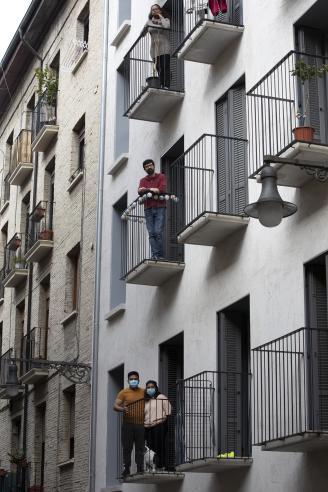 De arriba a abajo, Jennifer, S.S, Javier, y Wilmer con Natalia, en los balcones de Compañía 3.