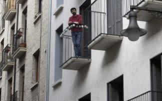 De arriba a abajo, Jennifer, S.S, Javier, y Wilmer con Natalia, en los balcones de Compañía 3.