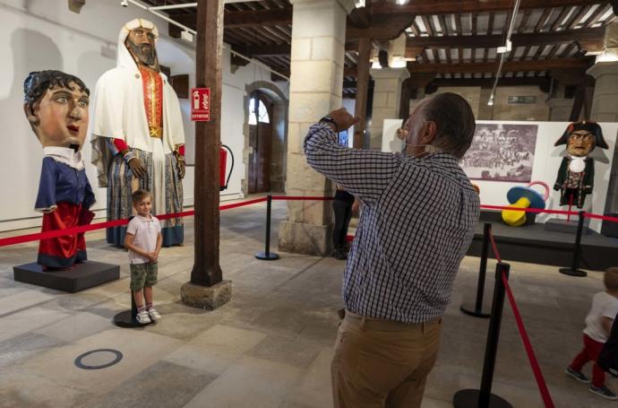 Los primeros visitantes no han desaprovechado la ocasión de fotografiarse con las figuras de la Comparsa.