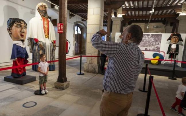 Los primeros visitantes no han desaprovechado la ocasión de fotografiarse con las figuras de la Comparsa. Los primeros visitantes no han desaprovechado la ocasión de fotografiarse con las figuras de la Comparsa.