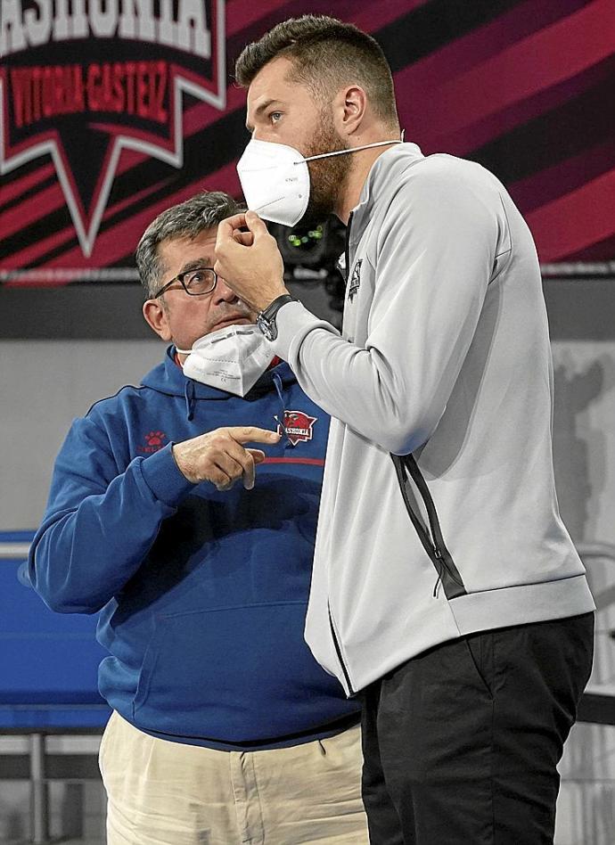 Peters conversa con el responsable médico del Baskonia, Luis González Lago. Foto: Alex Larretxi