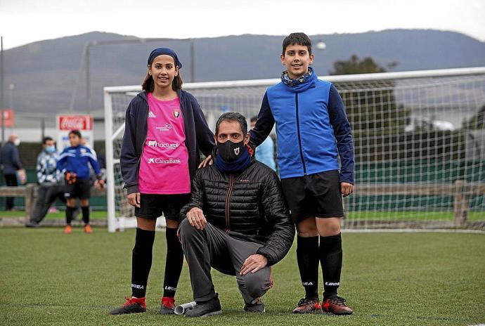 El entrenador del Santa Ana, Javier Lion, posa con sus hijos, jugadores del Santa Ana, Judith e Izan tras el partido contra el Atargi ayer en Tajonar.