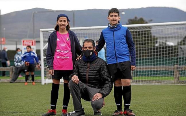 El entrenador del Santa Ana, Javier Lion, posa con sus hijos, jugadores del Santa Ana, Judith e Izan tras el partido contra el Atargi ayer en Tajonar.