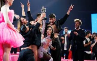 Blas Cantó entrega a Chanel el micrófono de bronce.