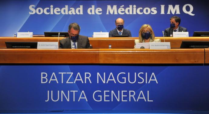 Consejeros del IMQ, con su presidenta, Beatriz Astigarraga, en la última junta.
