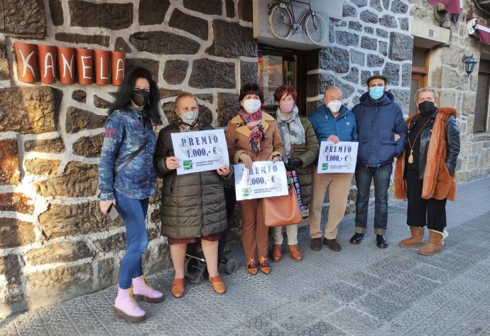 Foto de grupo de ganadores, familiares y miembros de la asociación, antes del recorrido.