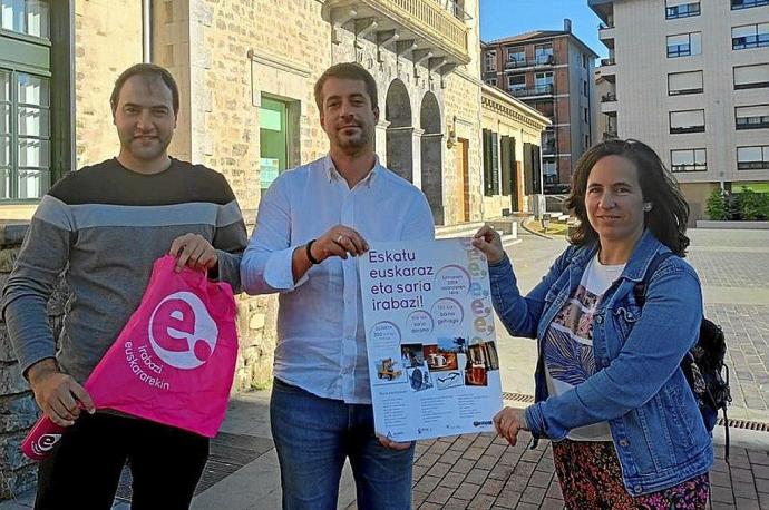 Presentación de la campaña de fomento del Euskera en el comercio de Amurrio que arranca hoy sábado.