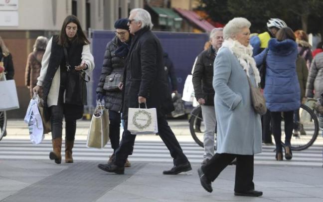 Ciudadanos de compras por las calles del centro de Pamplona.