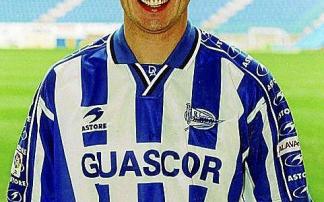 Nicola Berti posando en Mendizorroza con la camiseta albiazul. Nicola Berti posando en Mendizorroza con la camiseta albiazul.
