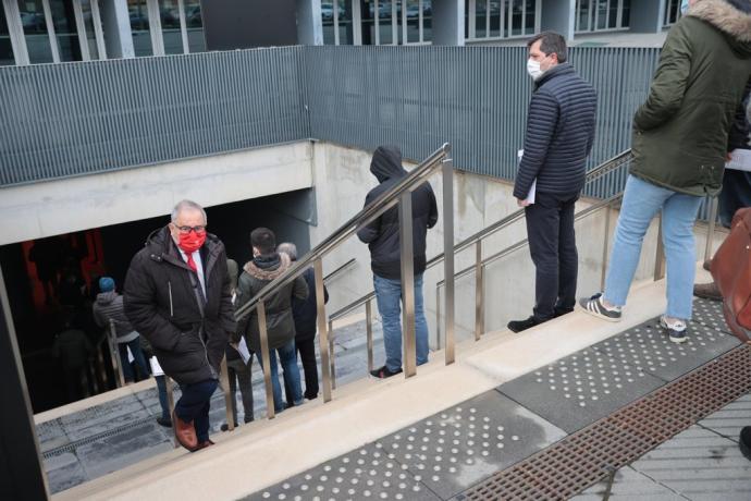 Sabalza sube las escaleras del Navarra Arena el día de la votación.