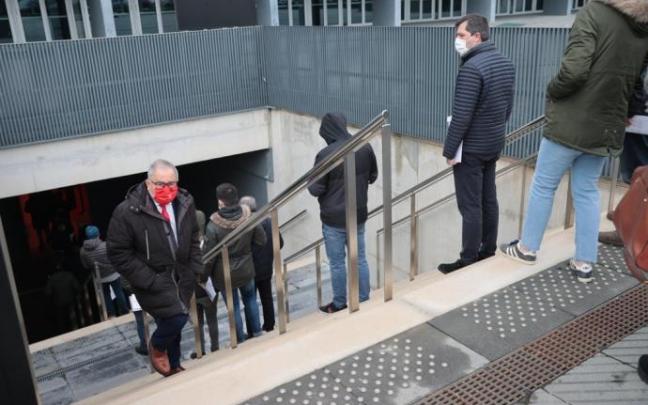 Sabalza sube las escaleras del Navarra Arena el día de la votación.