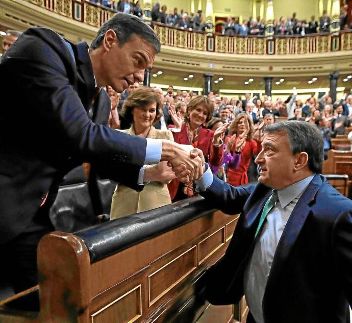 El portavoz del PNV, Aitor Esteban, estrecha la mano del presidente español, Pedro Sánchez, en el Congreso. Reportaje fotográfico: Efe