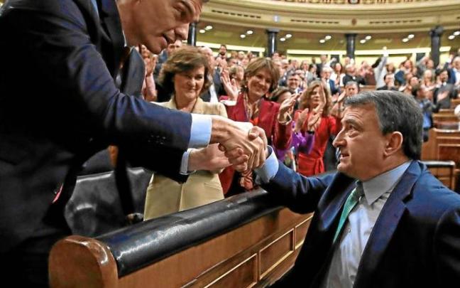 El portavoz del PNV, Aitor Esteban, estrecha la mano del presidente español, Pedro Sánchez, en el Congreso. Reportaje fotográfico: Efe El portavoz del PNV, Aitor Esteban, estrecha la mano del presidente español, Pedro Sánchez, en el Congreso. Reportaje fotográfico: Efe