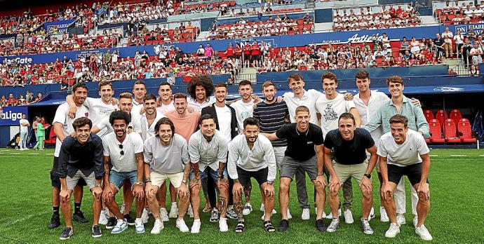 Todos los jugadores de la primera plantilla de Osasuna, a excepción de Barbero, que se ha perdido los dos últimos entrenamientos por una indisposición, posan con Oier.