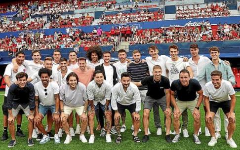 Todos los jugadores de la primera plantilla de Osasuna, a excepción de Barbero, que se ha perdido los dos últimos entrenamientos por una indisposición, posan con Oier. Todos los jugadores de la primera plantilla de Osasuna, a excepción de Barbero, que se ha perdido los dos últimos entrenamientos por una indisposición, posan con Oier.