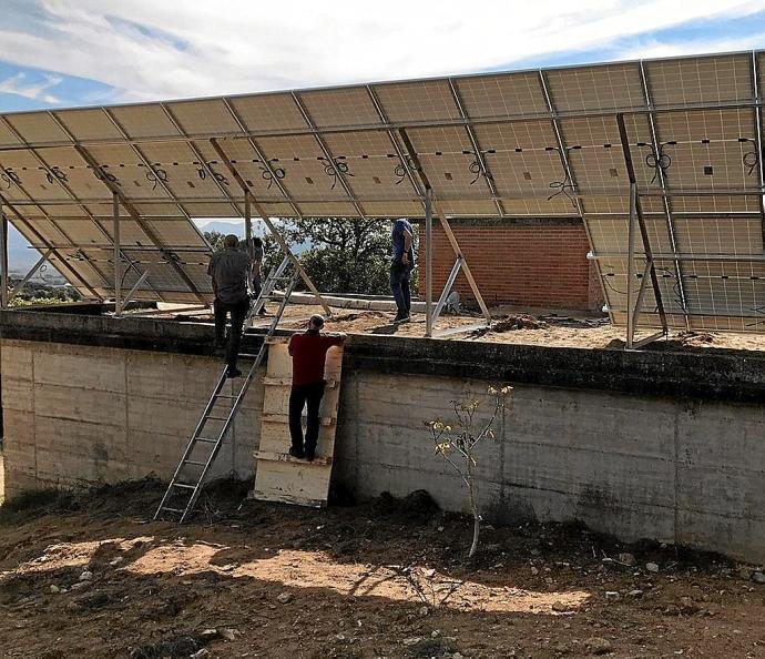 Instalación de placas solares en la localidad alavesa de Lasierra. Foto: P. J. P.