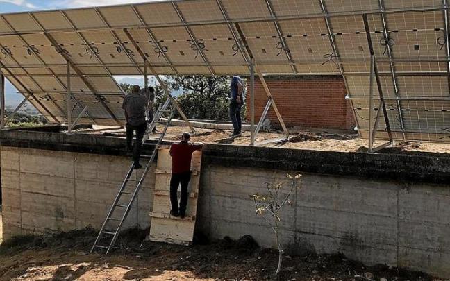 Instalación de placas solares en la localidad alavesa de Lasierra. Foto: P. J. P. Instalación de placas solares en la localidad alavesa de Lasierra. Foto: P. J. P.