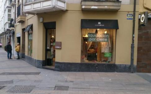 El local de Conalma ha dado colorido y animado durante 9 años el chaflán de Ortiz de Zárate y Fueros.