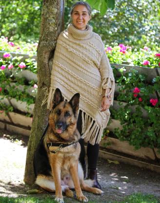 La sopeloztarra Josune Ayo junto a su inseparable pastora alemana 'Tora'.