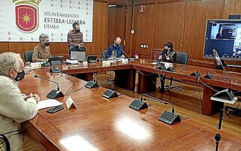 Pantalla en la mesa del pleno, ayer en Estella. Foto: J.A.