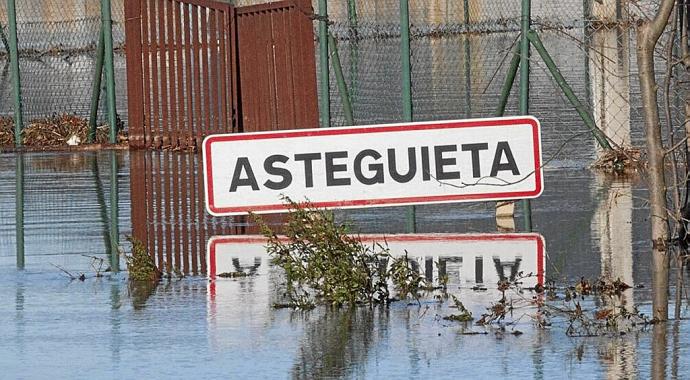 Imagen tomada en diciembre de 2021, cuando el Zadorra y sus aguas dejaron al concejo de Astegieta aislado. Foto: Josu Chavarri