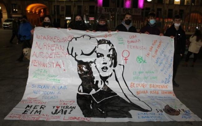 Algunos de los organizadores posan con el cartel donde escribieron Algunos de los organizadores posan con el cartel donde escribieron