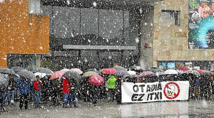 La concentración fue al mediodía en una mañana con nieve a ratos.