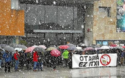 La concentración fue al mediodía en una mañana con nieve a ratos.