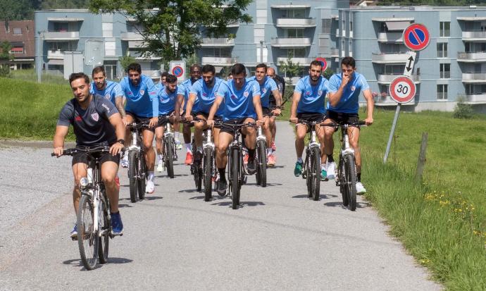Los jugadores del Athletic hacen bicicleta durante el 'stage' de la pasada pretemporada en tierras suizas.