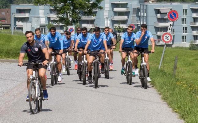 Los jugadores del Athletic hacen bicicleta durante el 'stage' de la pasada pretemporada en tierras suizas.