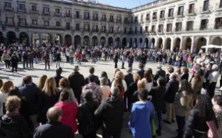 Momento de la concentración celebrada ayer en la Plaza Nueva. Momento de la concentración celebrada ayer en la Plaza Nueva.