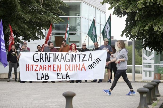 Representantes de ELA y LAB concentrados hoy frente a Adegi.