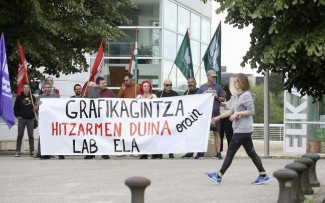 Representantes de ELA y LAB concentrados hoy frente a Adegi.