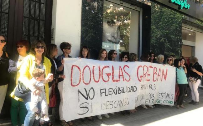 Trabajadoras del grupo de perfumerías Douglas en una concentración.