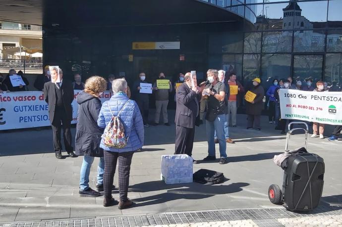 Pensionistas escenifican una parodia hoy frente al Instituto de Seguridad Social de Donostia.