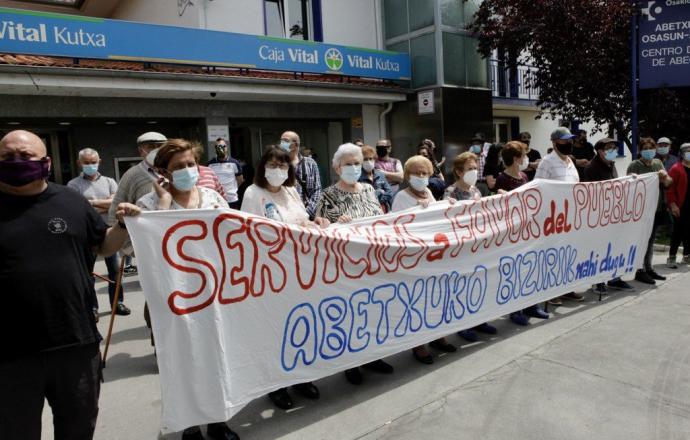 Concentración en Abetxuko contra el cierre de su oficina bancaria.