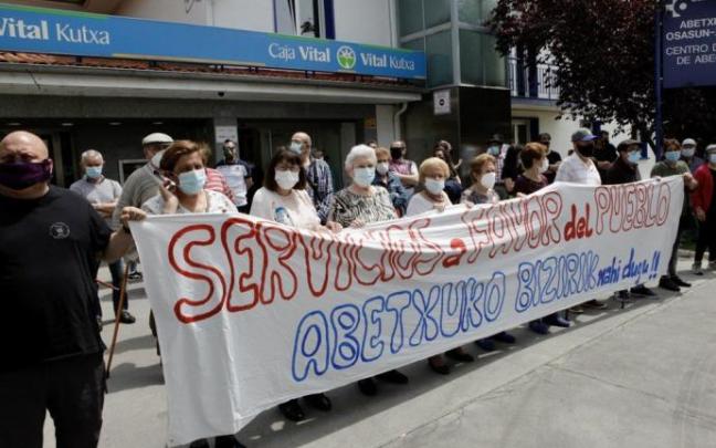 Concentración en Abetxuko contra el cierre de su oficina bancaria. Concentración en Abetxuko contra el cierre de su oficina bancaria.