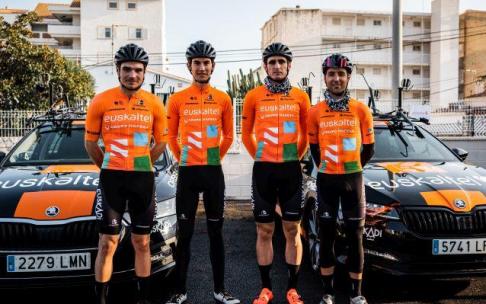 Carlos Canal, Unai Iribar, Xabier Isasa y Asier Etxeberria, en la concentración del Euskaltel-Euskadi. Carlos Canal, Unai Iribar, Xabier Isasa y Asier Etxeberria, en la concentración del Euskaltel-Euskadi.