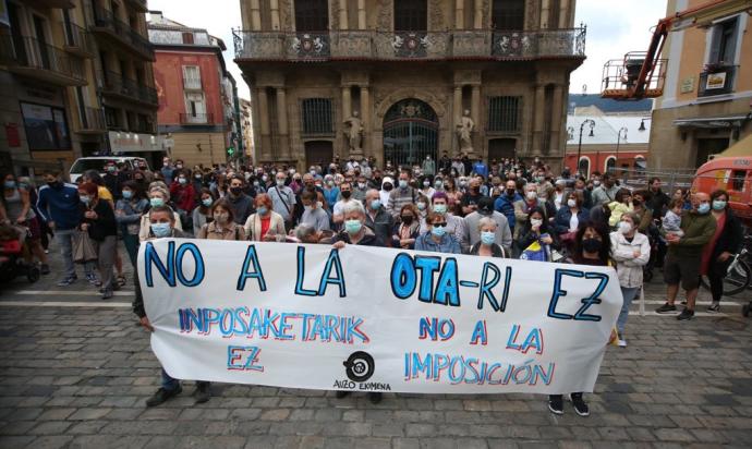 Decenas de vecinos y vecinas de la Txantrea, en una concentración contra la zona azul hace unas semanas.